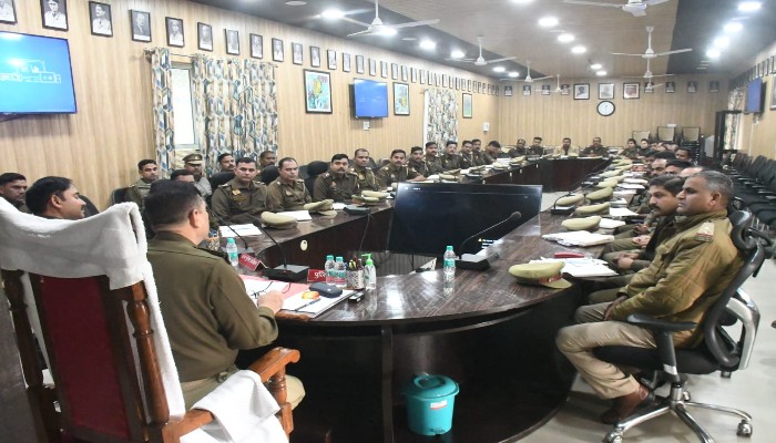 पुलिस लाइन में आईजीआरएस को लेकर की गई पुलिसकर्मियों से बैठक