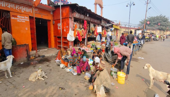 ओबरा के चौराहे पर सवालों के घेरे में बचपन, मंदिर के साए में पलती मजबूरी