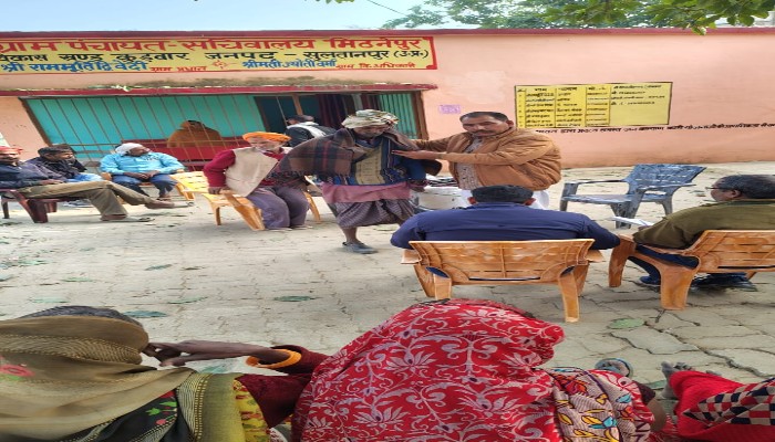 ठंड में संवेदनशीलता की गर्माहट: ग्राम प्रधान राममूर्ति दूबे ने गरीबों को कंबल देकर निभाया मानवीय दायित्व