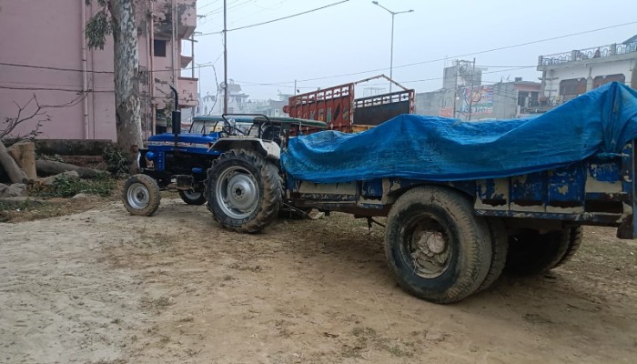 कई दिनों से चल रहे अवैध खनन पर कार्रवाई, लेखपाल ने रेत से भरी ट्रैक्टर-ट्रॉली पकड़ी