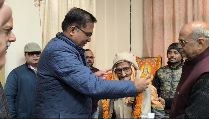 100 वर्ष पूर्ण कर चुके वेद शर्मा को अंग वस्त्र एवं स्मृति चिन्ह भेंट किये