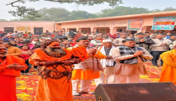 कुड़वार: हिंदू सम्मेलन में गूंजा सनातन संस्कृति का उद्घोष, सैकड़ों ने लिया स्वास्थ्य लाभ