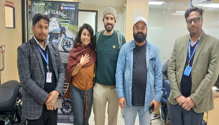 चरथावल कस्बे में पहुँचे विदेशी आयातक, देखा क्षेत्र का हुनर