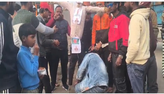 हिंदू युवा संगठन ने बांग्लादेश के प्रधानमंत्री का पुतला फूंका, अल्पसंख्यक हिंदुओं पर अत्याचार के खिलाफ प्रदर्शन