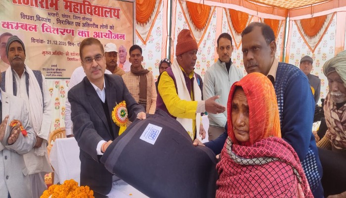 कड़ाके की ठंड में गरीबों को राहत: राजाराम महाविद्यालय में कंबल वितरण कार्यक्रम का शुभारंभ