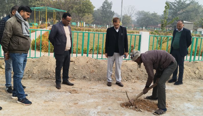 कलेक्ट्रेट परिसर में सीसी रोड निर्माण का जिलाधिकारी ने किया औचक निरीक्षण