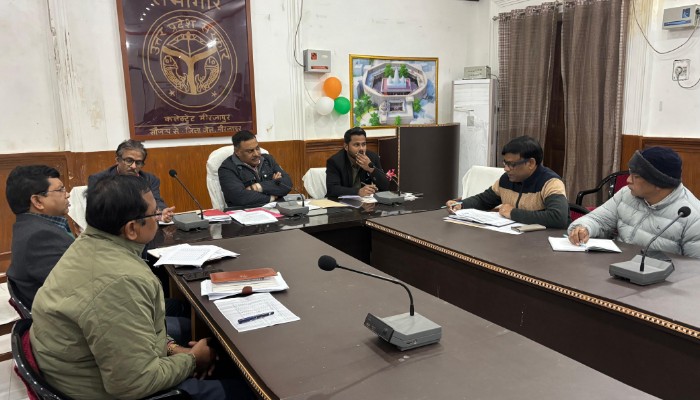 आयुष्मान भारत योजना की समीक्षा बैठक में तेज़ी से कार्ड बनाने के निर्देश