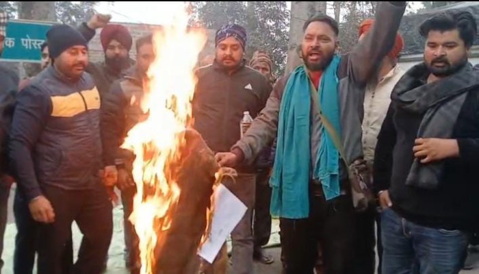 पूरनपुर मंडी परिसर में किसानों का जोरदार प्रदर्शन, मंडी सचिव का पुतला दहन