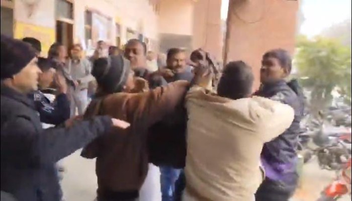 पीलीभीत के तहसील में युवक और अधिवक्ता के बीच मारपीट, SDM कार्यालय के बाहर चले लात-घूंसे