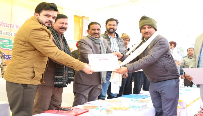 किसान सम्मान दिवस पर कृषि मेला एवं प्रदर्शनी का आयोजन, डीएम ने किया निरीक्षण