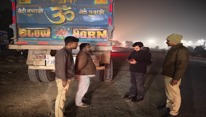 रामपुर में खनन प्रकरण पर डीएम सख्त, देर रात सड़क पर उतरकर किया औचक चेकिंग अभियान