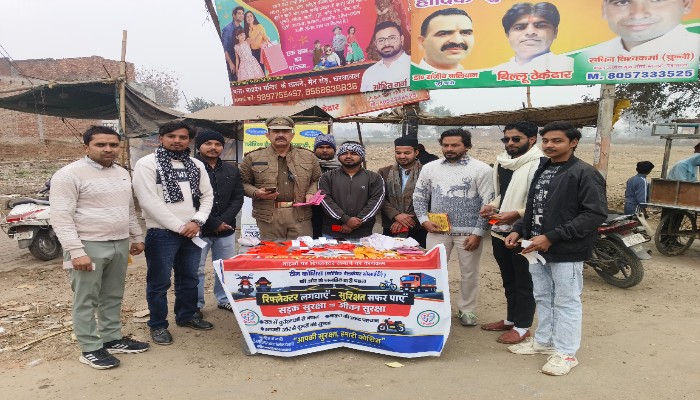 चरथावल कस्बे में चलाया गया सड़क सुरक्षा अभियान, वाहनों पर लगाए गए रिफ्लेक्टर