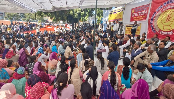 महासंघ के धरने में जुटे हजारों कर्मचारी, व्यक्त की नाराजगी