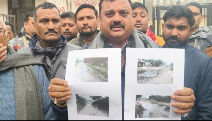 प्रधानमंत्री सड़क योजना की पोल खोलती धनपतगंज–नौगांवा तीर पुल मार्ग की बदहाली, ग्रामीणों का फूटा गुस्सा