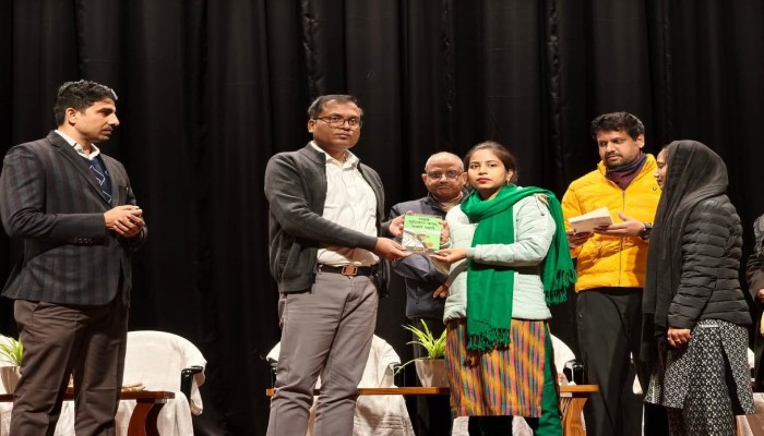 अटल बिहारी वाजपेयी प्रेक्षागृह में गोष्ठी का आयोजन, जिलाधिकारी ने दी सलाह