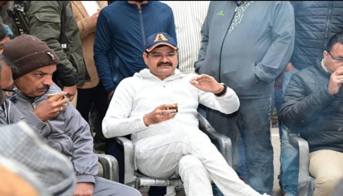 चावला चौराहे पर चाय की चुस्की के साथ जनसंवाद, गन्ना राज्य मंत्री संजय सिंह गंगवार का सादा अंदाज