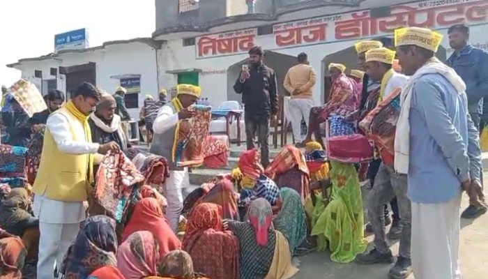 सोनभद्र में जितेन्द्र निषाद द्वारा सैकड़ों ग्रामीणों को कंबल वितरण