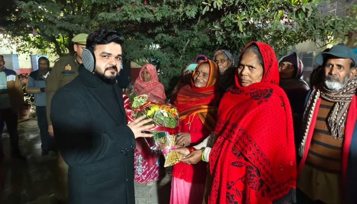 जिलाधिकारी ने वृद्ध आश्रम में मनाया नववर्ष, बुजुर्गों को हाथों से खिलाया खाना