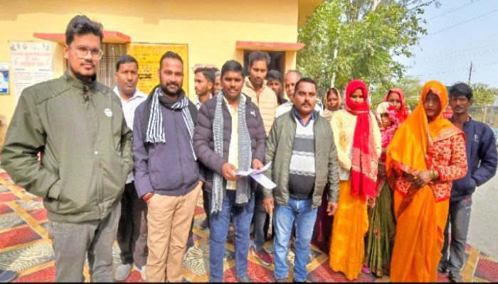बूथ हटाने के प्रस्ताव पर भड़के ग्रामीण, समाधान दिवस में सौंपा शिकायती पत्र