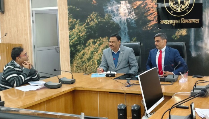 मीरजापुर में तीसरी रेल लाइन और रेलवे परियोजना में रफ्तार लाने के लिए मण्डलायुक्त ने की उच्च स्तरीय बैठक, समस्याओं के समाधान के दिए निर्देश