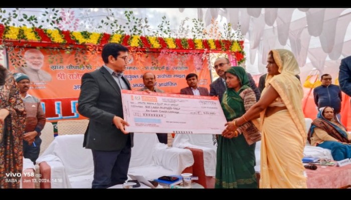 मंडलायुक्त ने किया योजनाओं का स्थलीय सत्यापन, लाभार्थियों से किया सीधा संवाद