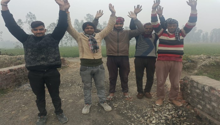 Pilibhit Road Construction Corruption : पीलीभीत में सड़क निर्माण में जमकर किया गया भ्रष्टाचार ठेकेदार ने घटिया सामग्री से किया रोड का निर्माण कार्य