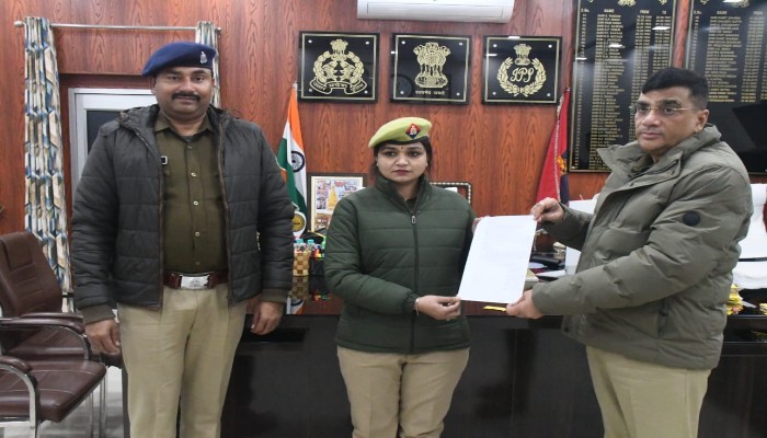 एसपी ने महिला कांस्टेबल को साहित्य के क्षेत्र में सम्मानित किया