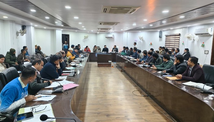 डीएम ने अधिकारियों के साथ की समीक्षा बैठक, जताई नाराजगी
