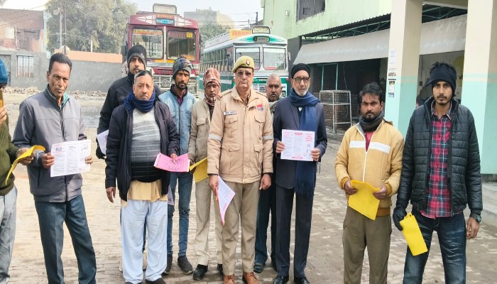 यातायात पुलिस मुज़फ्फरनगर ने बस चालकों व परिचालकों को यातायात नियमों के प्रति किया जागरूक