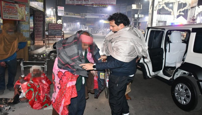 मानवीय संवेदनाओं की मिसाल बने एसएसपी: जरूरतमंदों को बांटे कंबल