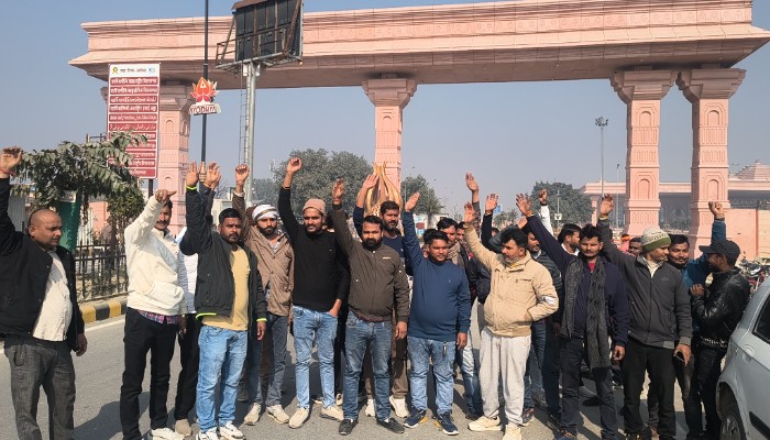 अयोध्या एयरपोर्ट पर टैक्सी चालकों का हंगामा, पुलिस पर पक्षपात का आरोप