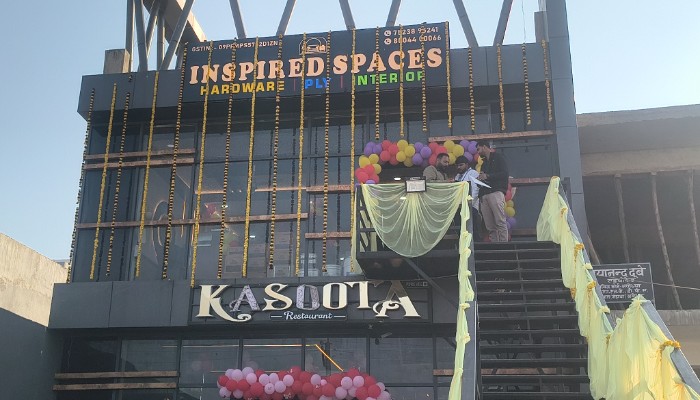 प्लाईवुड शोरूम का पूर्व विधायक जितेंद्र सिंह बबलू ने फीता काटकर किया शुभारंभ