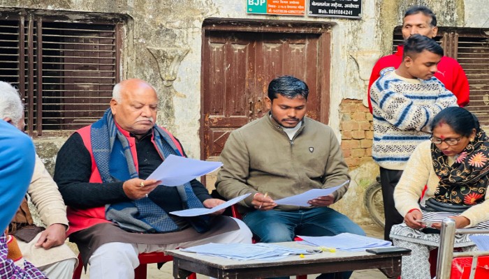 पूर्व सांसद लल्लू सिंह ने करियप्पा मंडल के बूथों पर नये मतदाताओं के फार्म भरवाए