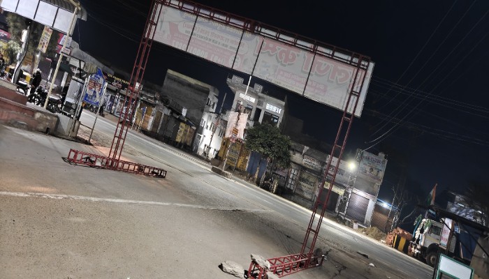 चाकसू: नीलकंठ चौराहे पर लगाया गया अस्थायी लोहे का द्वार बना खतरा