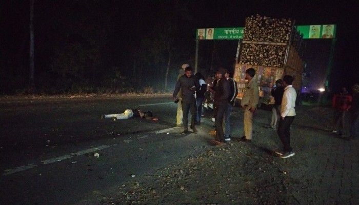ट्रक ने बाइक सवार युवकों को कुचला, दो चचेरे भाईयों की दर्दनाक मौत