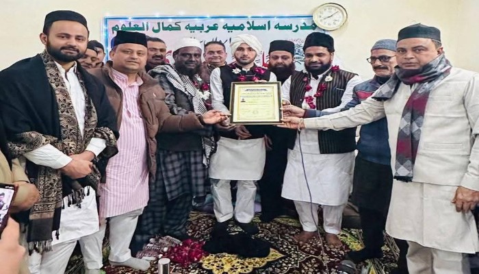 मदरसे में हाफिज की हुई दस्तारबंदी, लोगों ने दी मुबारकबाद