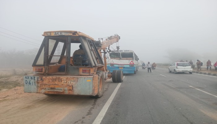 घने कोहरे के कारण NH-52 पर चार वाहनों की भिड़ंत, रोडवेज बस डिवाइडर पर चढ़ी; सभी यात्री सुरक्षित