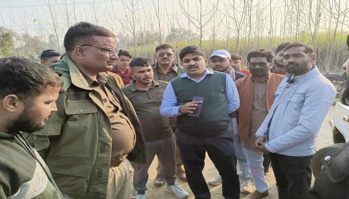 पीलीभीत की सरकारी गौशाला में गोवंशों की मौत से हड़कंप, योगी सेना का प्रदर्शन, प्रधान पति पर FIR