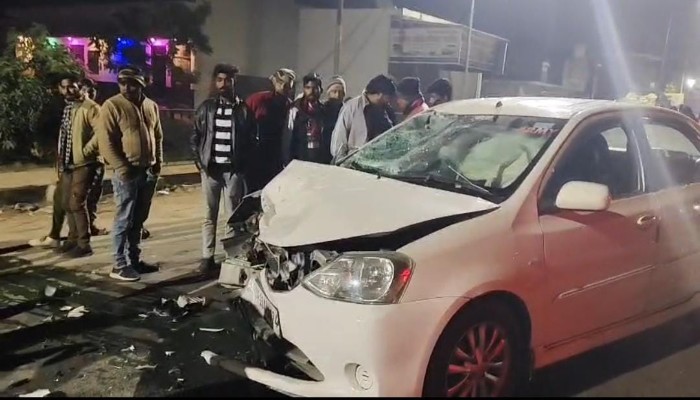 बीसलपुर-बरेली मार्ग पर भीषण सड़क हादसा: दावत से लौट रहे दो दोस्तों की बाइक को वाहन ने मारी टक्कर, एक की मौत