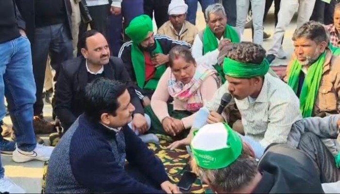 अवैध कब्जे को लेकर भारतीय किसान यूनियन अराजनैतिक का अनिश्चितकालीन धरना प्रदर्शन