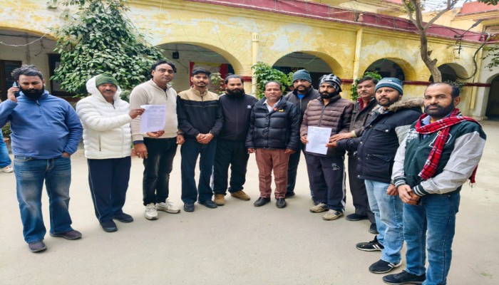 सफाई कर्मचारियों की पदोन्नति के लिए कलेक्टर को ज्ञापन, लगाया शोषण का आरोप