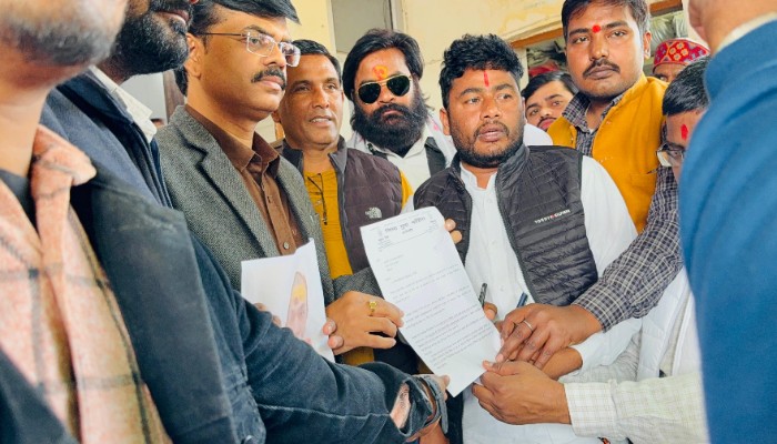 शंकराचार्य से कथित अपमान के विरोध में अमेठी में यूथ कांग्रेस का प्रदर्शन, राज्यपाल के नाम सौंपा ज्ञापन