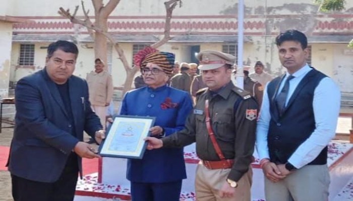 गणतंत्र दिवस के अवसर पर सुमेश शर्मा का किया गया सम्मान