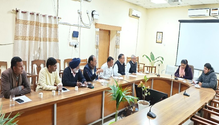 राजनैतिक दलों के प्रतिनिधियों को सौंपा मतदाता सूची का प्रारूप, आम चुनाव लिए होगी बैठक