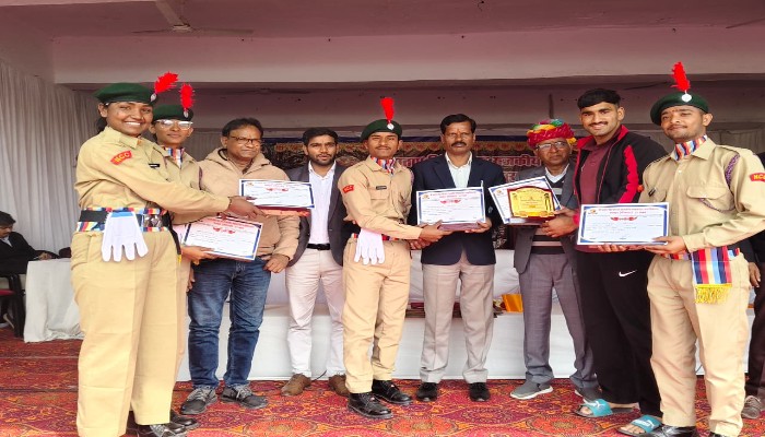 शिक्षा का उत्सव बना पुरस्कार वितरण समारोह, मेहनत को मिला मंच पर सम्मान