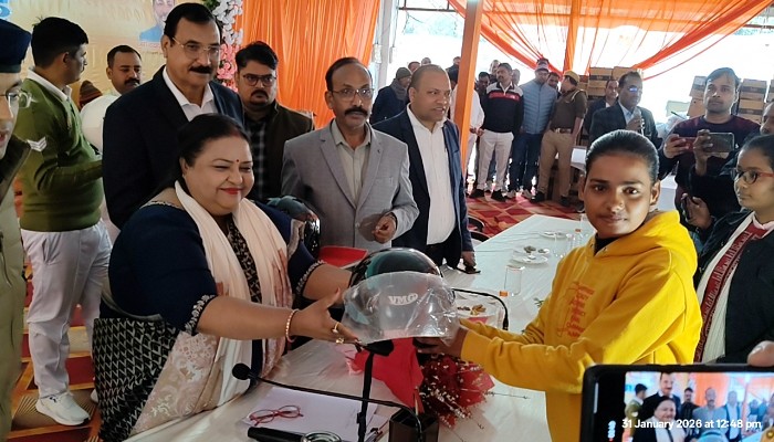 बहराइच में राष्ट्रीय सड़क सुरक्षा माह का समापन, जागरूकता के साथ हेलमेट वितरण