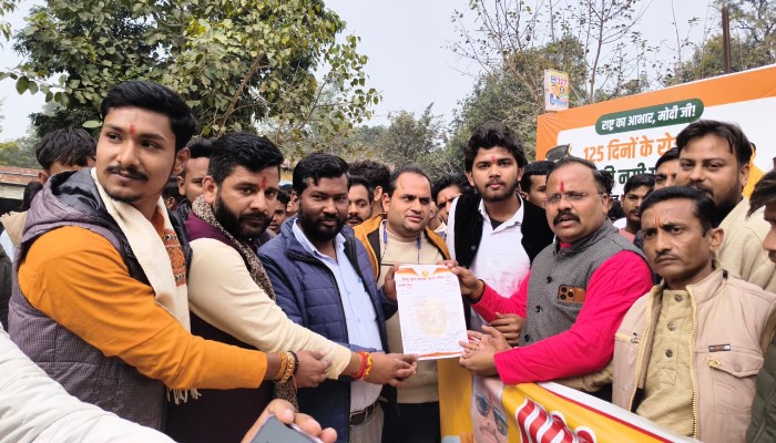 हिंदू युवा संगठन ने पुवाया के राजीव चौक पर हनुमान चालीसा का किया पाठ