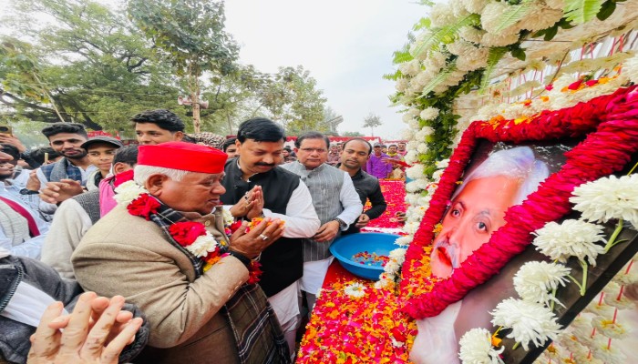 बाराबंकी पहुंचे सांसद अवधेश प्रसाद, दरियाबाद विधानसभा के विकास कार्यों की समीक्षा के साथ श्रद्धांजलि सभा में हुए शामिल