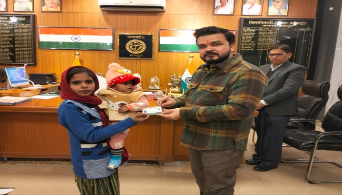 जनता दर्शन में जिलाधिकारी ने आयुष्मान कार्ड और आवास किए आवंटित