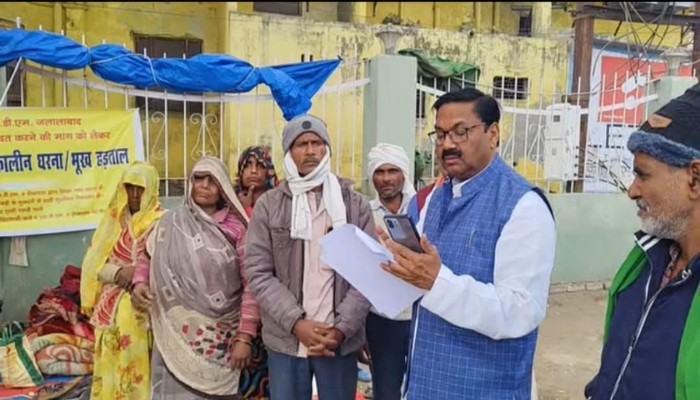 Shahjahanpur News : पूर्व मंत्री अवधेश वर्मा ने खिरनी बाग धरना स्थल पर पहुंचकर पीड़ित परिवार को न्याय का आश्वासन दिया